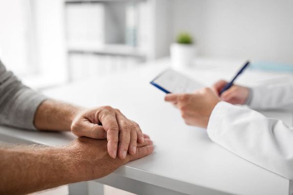 Patient im Gespräch mit Urologen